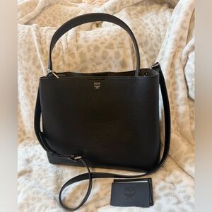 MCM Sarah Leather & Visetos Canvas Bag
12 1/2 "W x 10"H x 5 1/2 "D
Medium